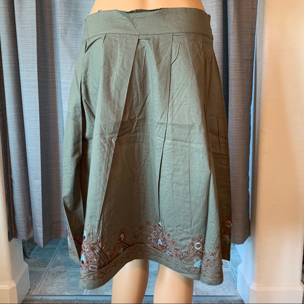 Embroidered pleated skirt - Picture 5 of 8